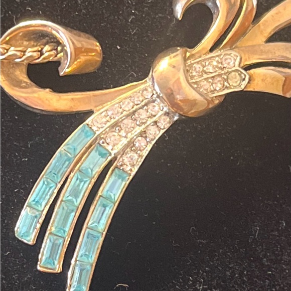 VintageElegant Gold Tone Choker Necklace with Teal Baguettes and Crystal Accents - Picture 2 of 9